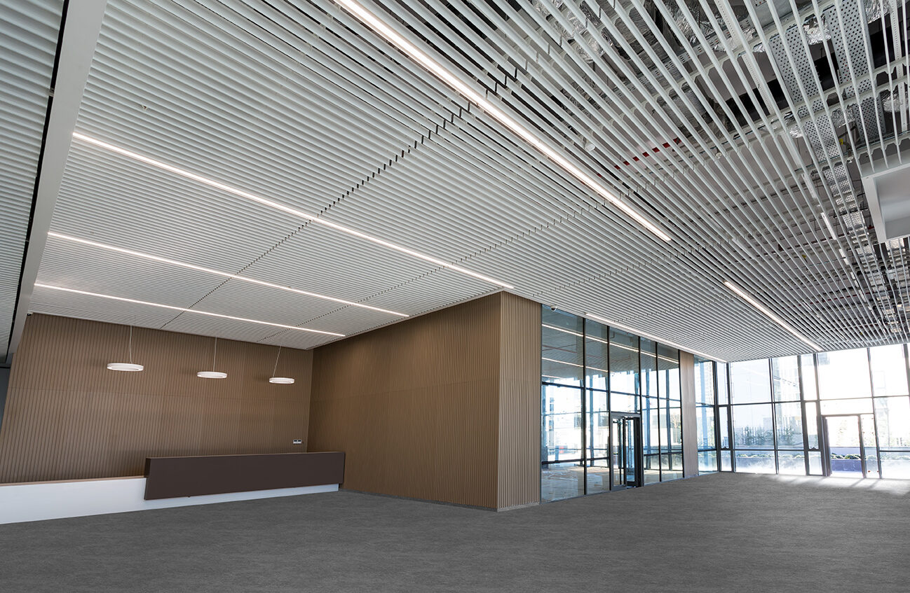 Slimline lineer metal asma tavan sistemi iç mekân uygulaması