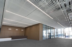 Slimline lineer metal asma tavan sistemi iç mekân uygulaması