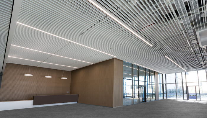 Slimline Metal Asma Tavan Sistemi Slimline lineer metal asma tavan sistemi iç mekân uygulaması