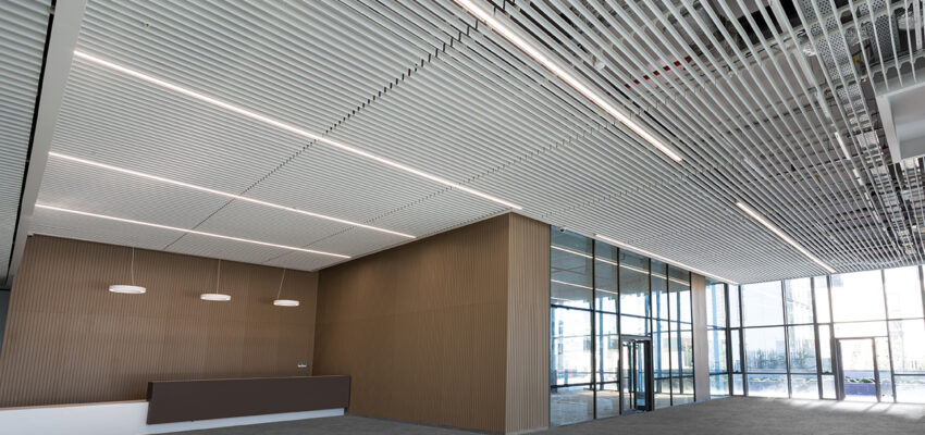 Slimline lineer metal asma tavan sistemi iç mekân uygulaması