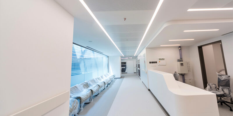 Clip-in Koridor Metal Asma Tavan Sistemi Clip-in Koridor Metal Asma Tavan Sistemi - Medicana Hastanesi Uygulaması