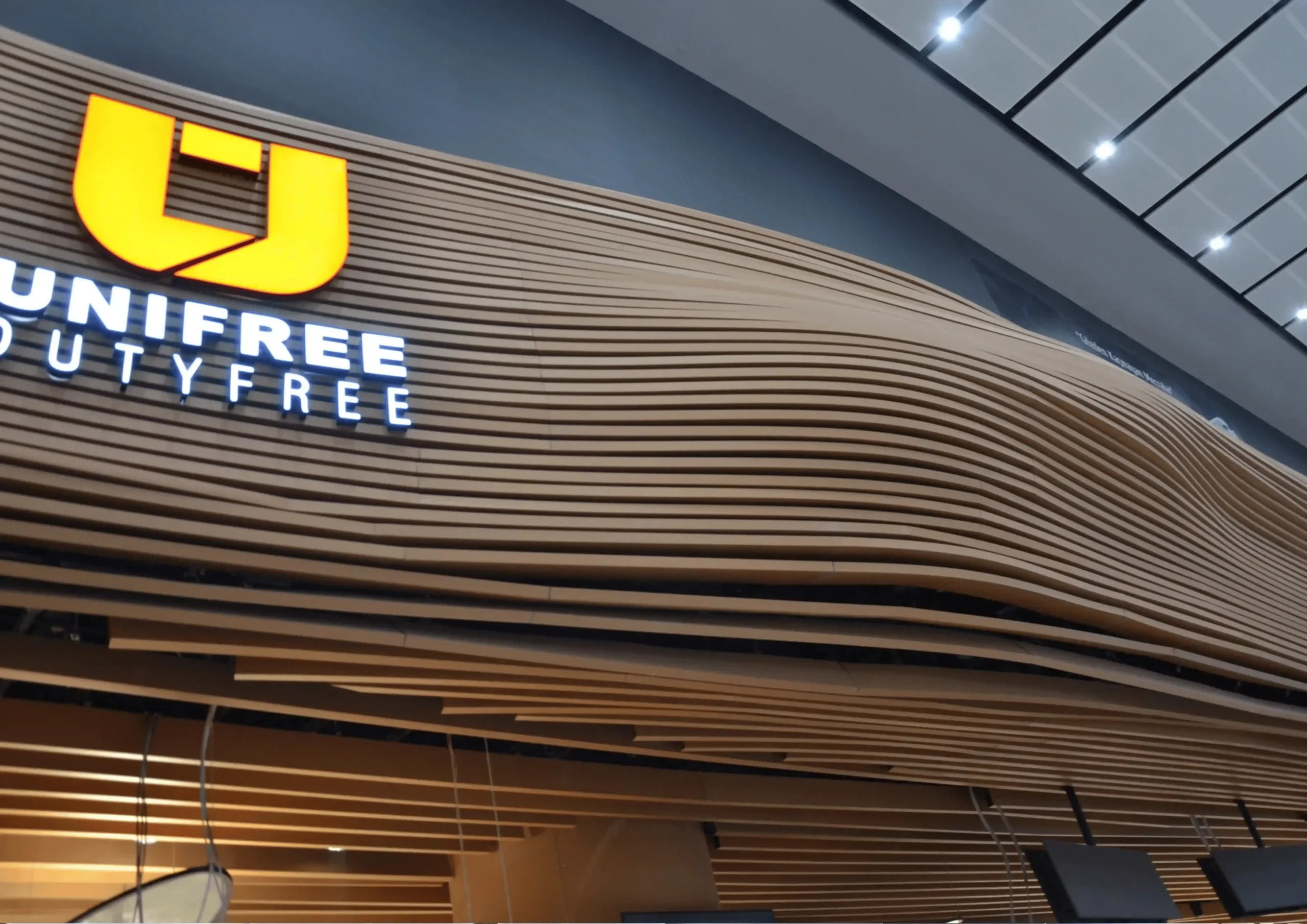 Eğrisel Baffle Metal Asma Tavan Sistemi - IGA Unifree - Duty Free Projesi