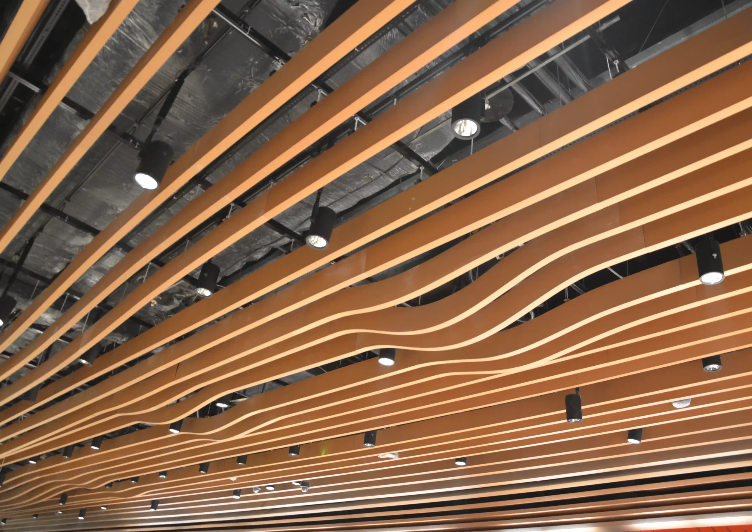 Eğrisel Baffle Metal Asma Tavan Sistemi - IGA Unifree - Duty Free Projesi