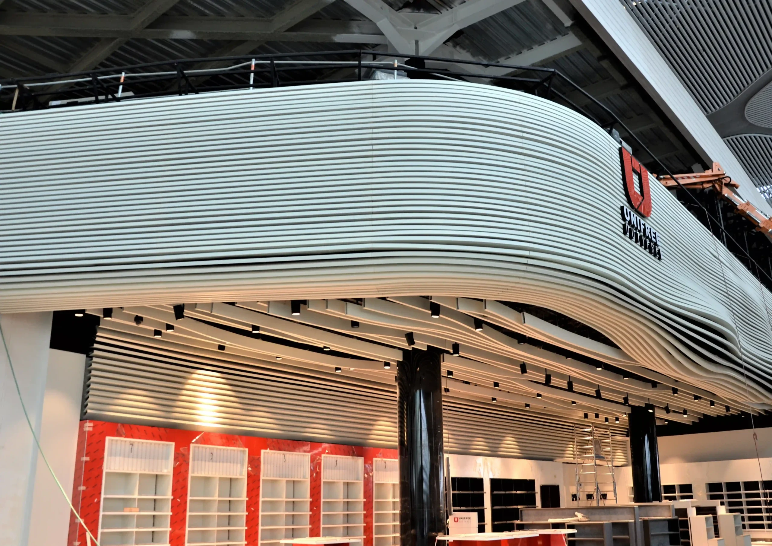 Eğrisel Baffle Metal Asma Tavan Sistemi - IGA Unifree - Duty Free Projesi