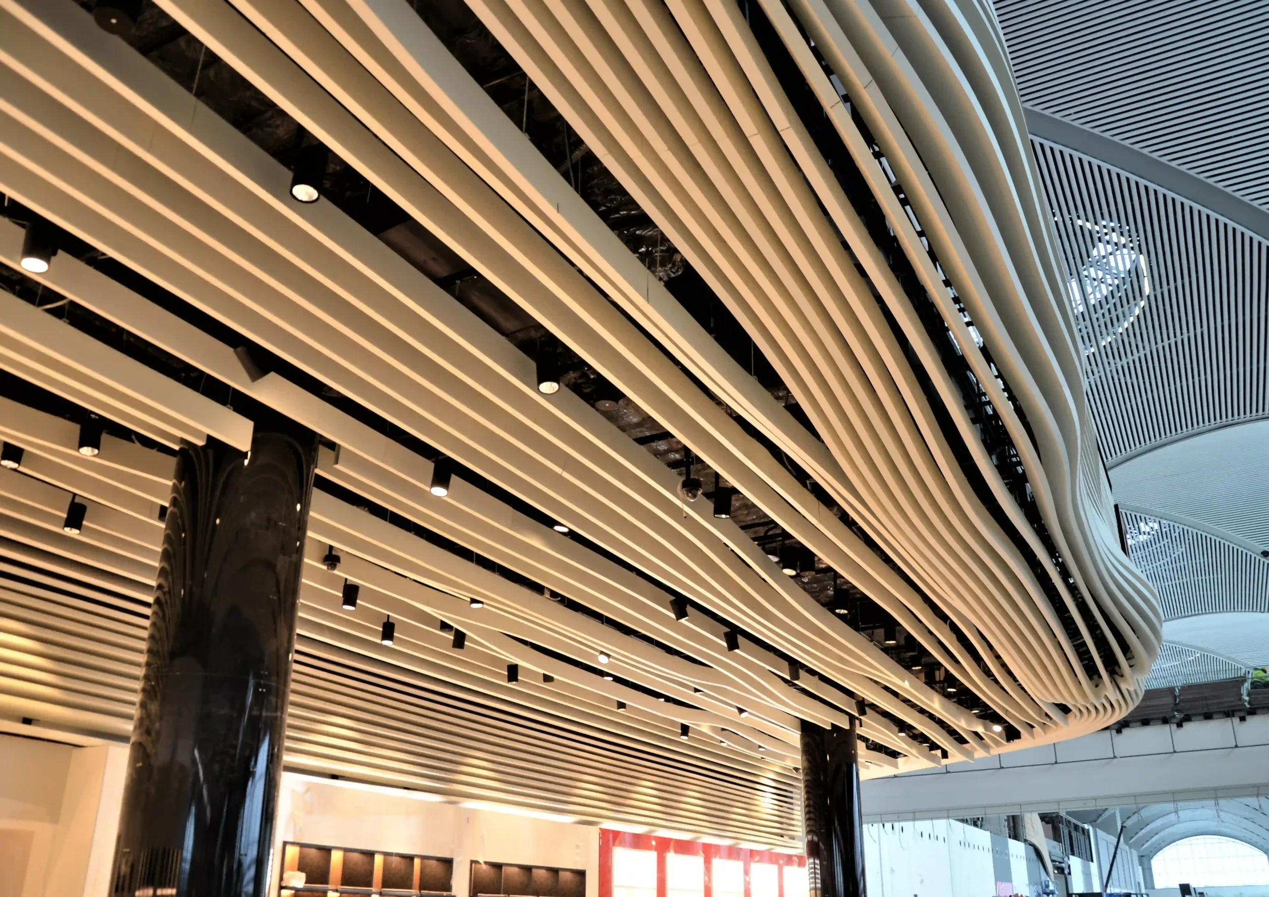 Eğrisel Baffle Metal Asma Tavan Sistemi - IGA Unifree - Duty Free Projesi