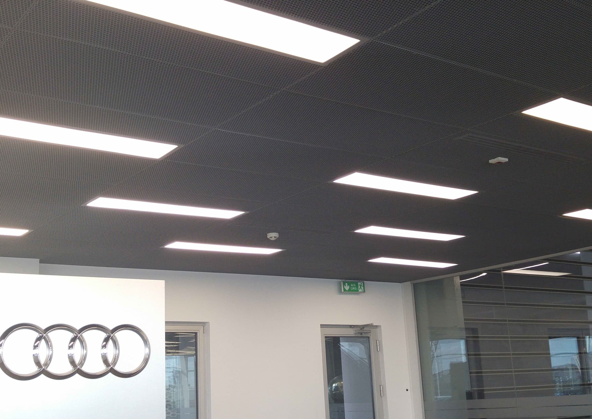 Audi Satış Ofisi - Hook-on Mesh Metal Asma Tavan Sistemi