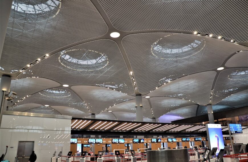 İstanbul Havalimanı terminal alanında Bütem Metal tarafından uygulanan metal asma tavan sistemleri, geniş ve modern iç mekân tavan görünümü.